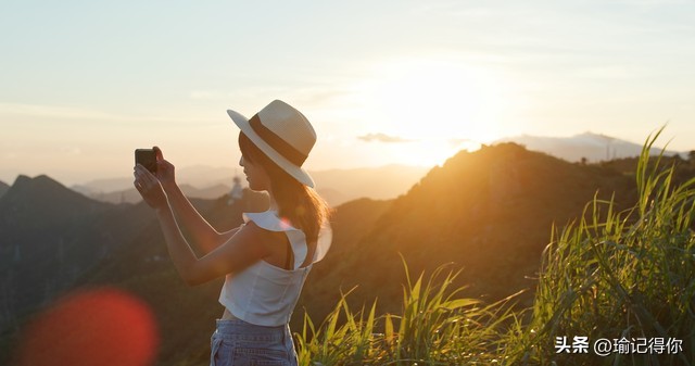 男子低头玩手机差点被绊倒,男子低头玩手机过马路被撞