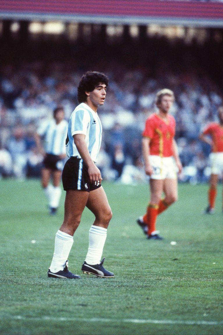 贝利c罗梅西哪一个踢球最厉害,球王贝利认为c罗和梅西谁最强