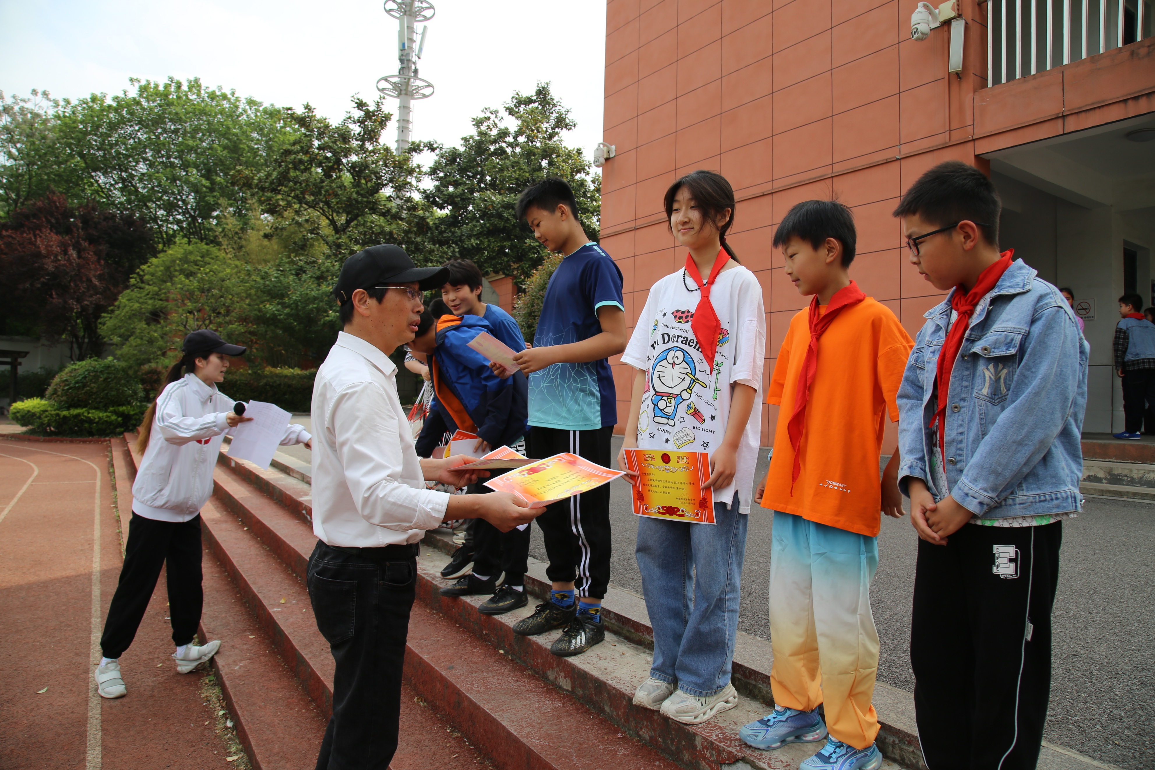 庆阳市东方红小学足球队照片,小学学校校园足球出征仪式