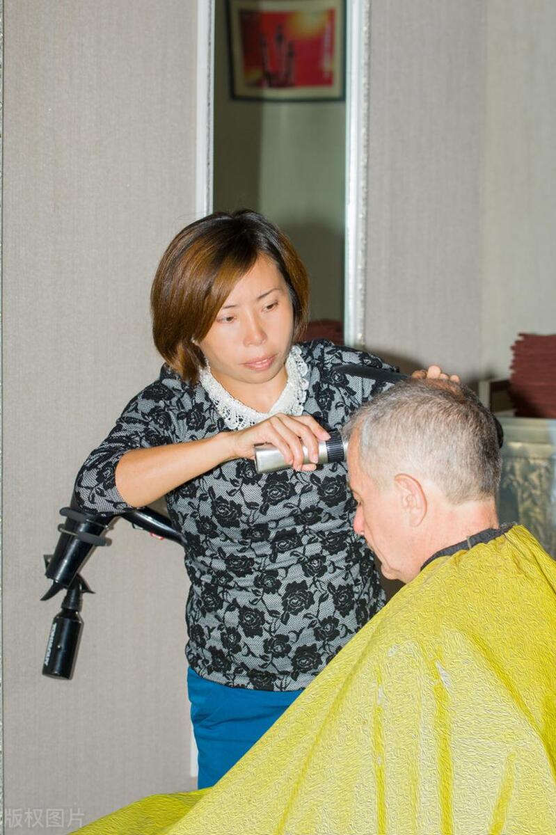 00后创业开一个100平的理发店,快到40岁的人创业好吗