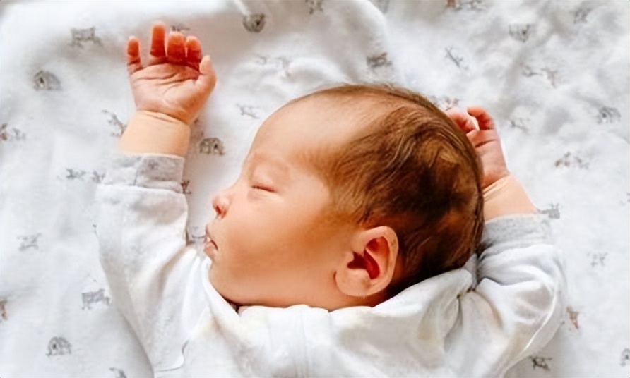 宝宝喝奶后多久才能放床上,新生儿喝完奶多久放床上睡比较好