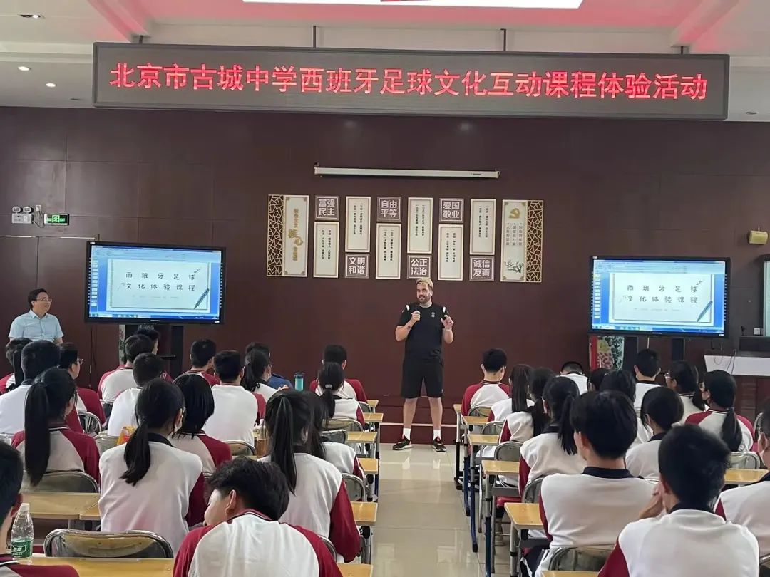 体验足球快乐成长,感受足球魅力弘扬体育精神