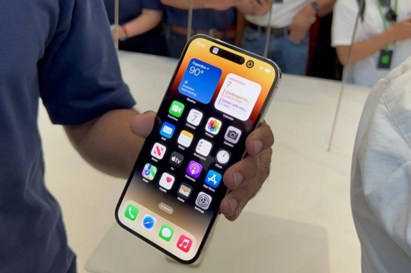 iphone14promax背面破损官方维修,iphone14promax后盖玻璃有瑕疵