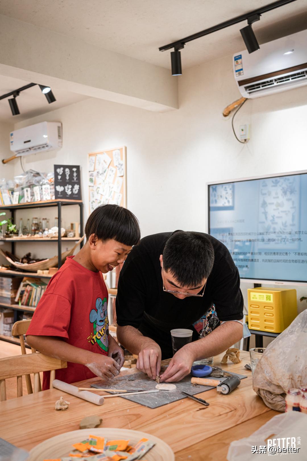 我在这家化石手作店，体验了一把「赌石」的快乐