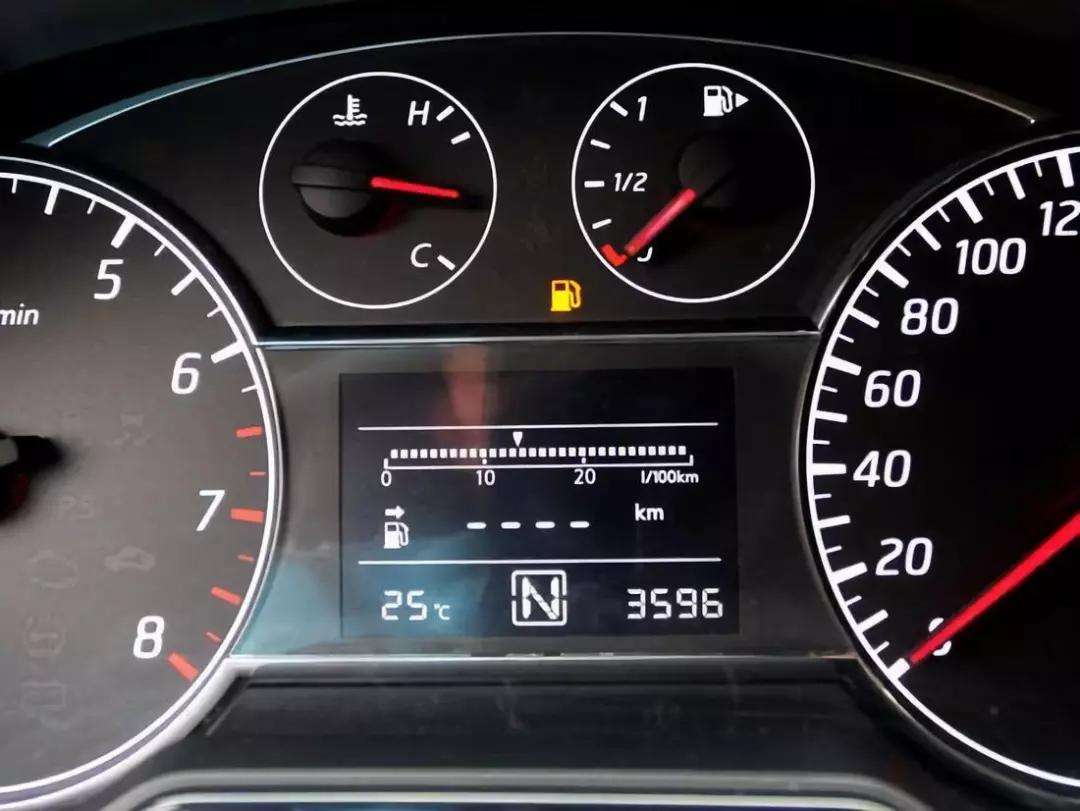 开车油表灯亮了还能开多远,油表亮灯还能开车吗