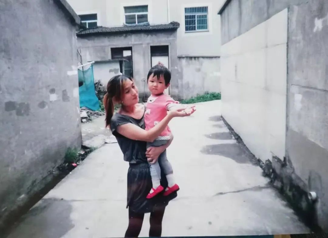 单亲妈妈为孩子挣生活费,单亲妈妈为了孩子必须努力挣钱