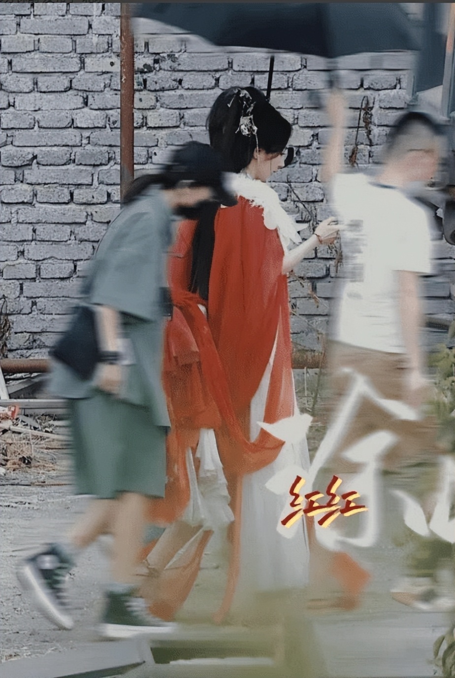 杨幂狐妖小红娘红衣造型,杨幂狐妖小红娘现代装路透图