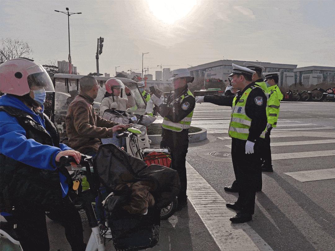 南阳电动车私加篷伞专项整治行动,南阳交警开展春雷行动