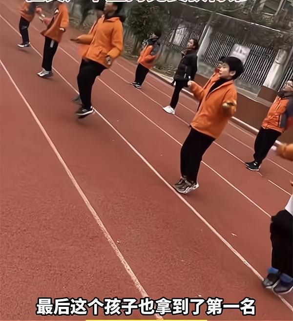 裤子掉了也不能输,一小学生跳绳竟把裤子跳掉,网友:还好有秋裤
