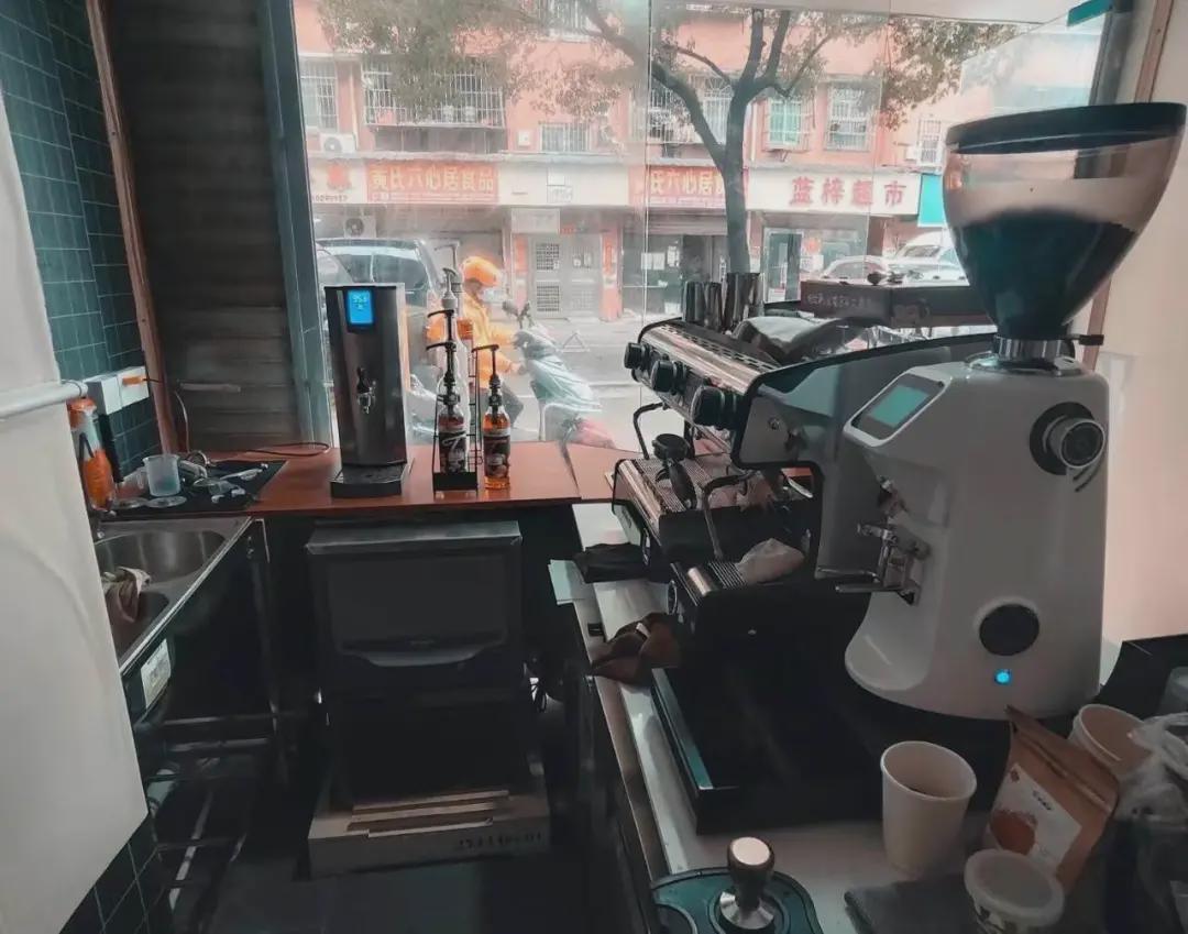 开一家店倒了要亏多少钱,辞职开店的年轻人半年亏18万