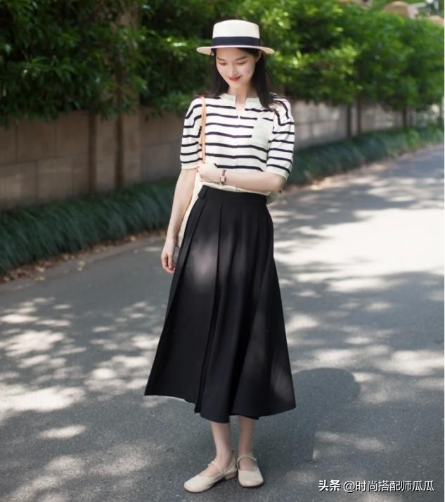 40岁女人无论穿裙子还是裤子,四五十岁的女人穿什么样的鞋子