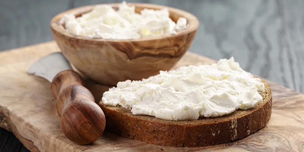 又咸又臭外面裹一层辣的奶酪,硬奶酪又臭又咸