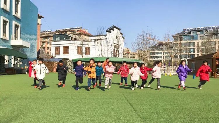 香蕉哥哥，一起动起来吧！奎文区实验幼儿园让更多的孩子逐梦绿茵