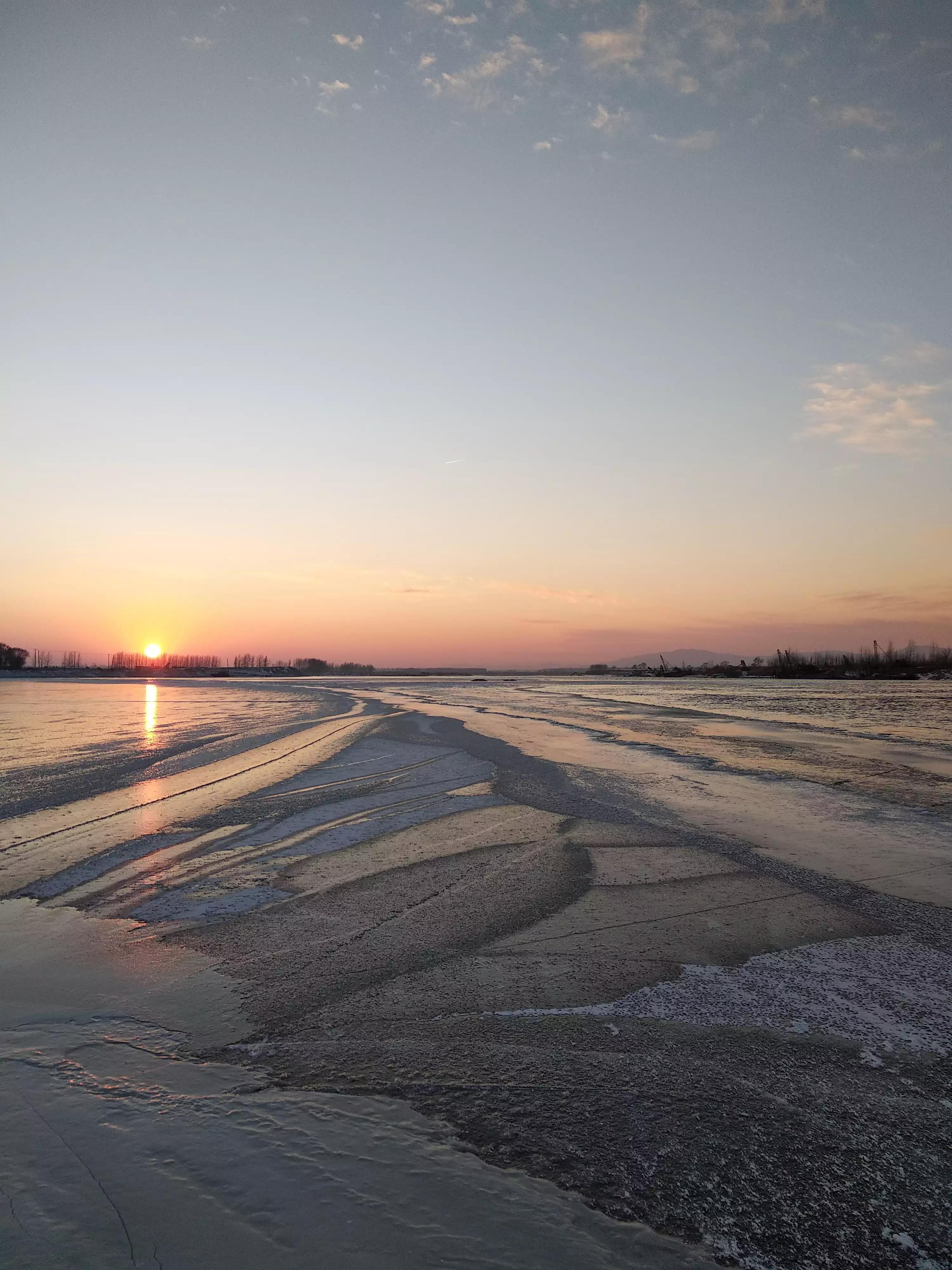 冬季的松花江千里冰封,松花江黄昏图片