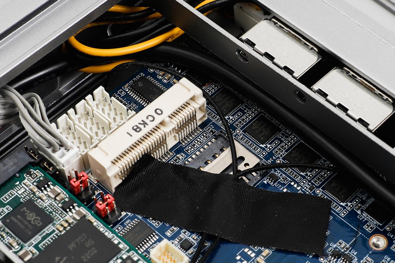 这才叫“多屏”最强电脑！极夜8110m微型小主机：一机四屏够不？