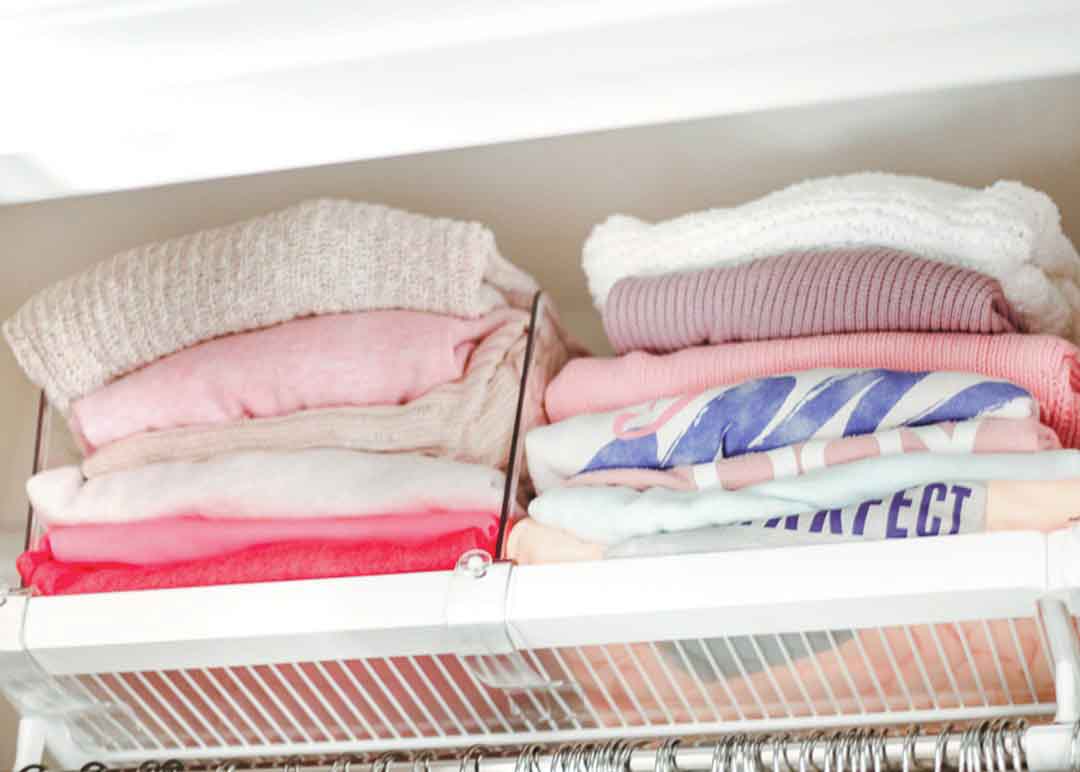 卧室门到天花板还打柜子不,小卧室装修墙面上打隔板放东西