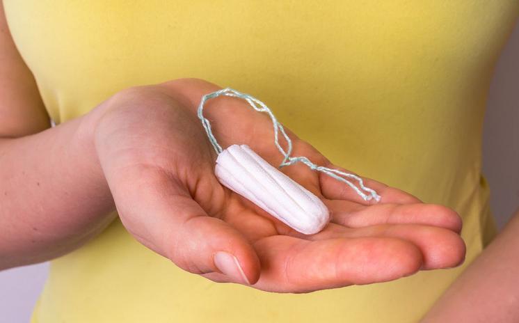 21岁女生偷用卫生棉条被卡住，去医院求助，医生苦笑：方法用错了