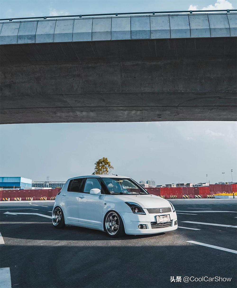 大尾翼战斗风的气动雨燕，女车友完美诠释小车也能带来无穷乐趣