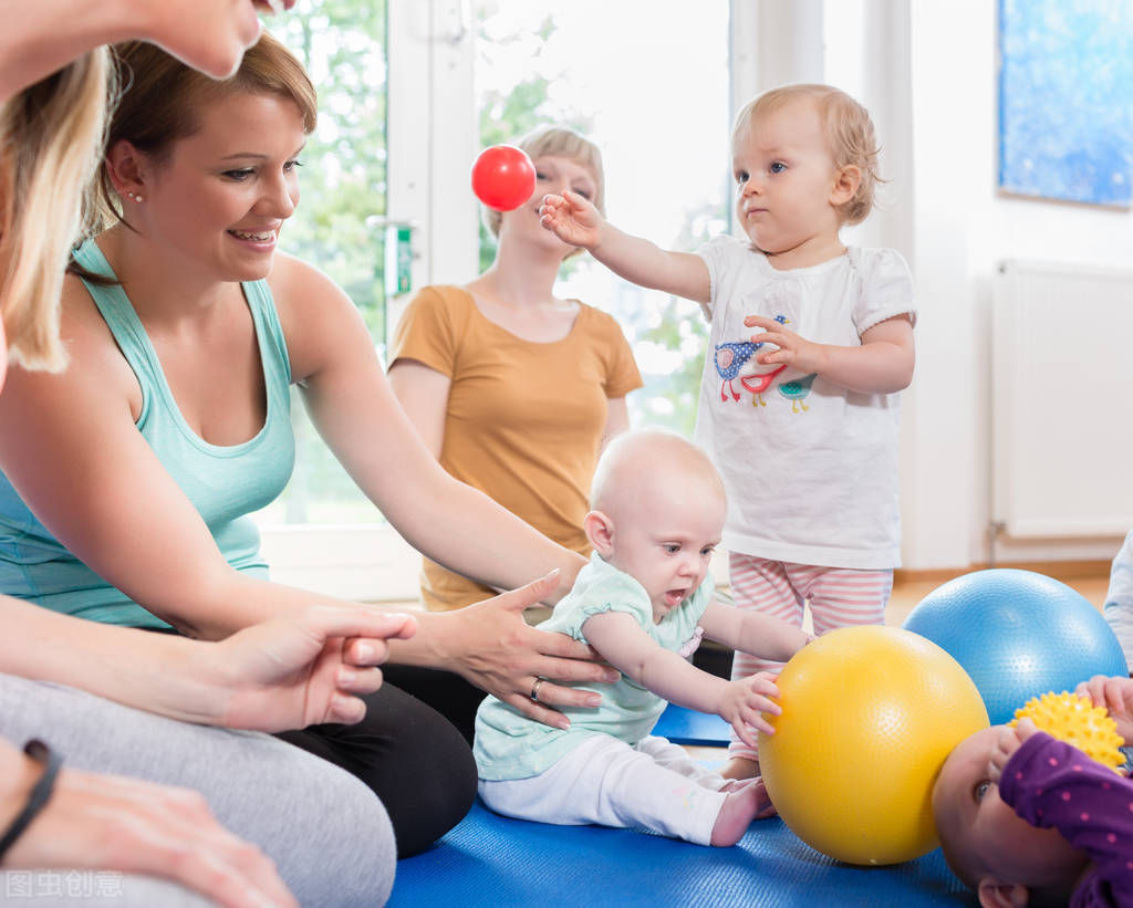 产后一年半脱发严重正常吗,宝妈怎么解决产后脱发