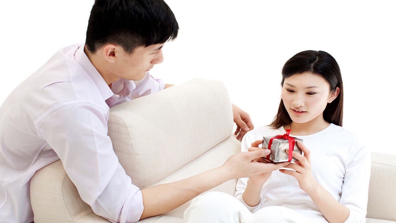 男性大量阴虱和虫卵,男子腹部痒