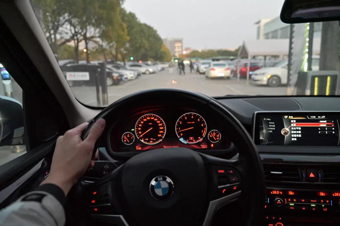 二手宝马x5黑武士顶配14款价格,银灰色二手柴油版宝马x5