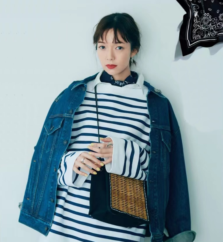 春天系“丝巾”，凭什么好看？这2个精髓，优雅女人如获至宝