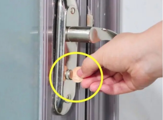 门被反锁如何用卡打开,门被反锁一个硬币解决问题