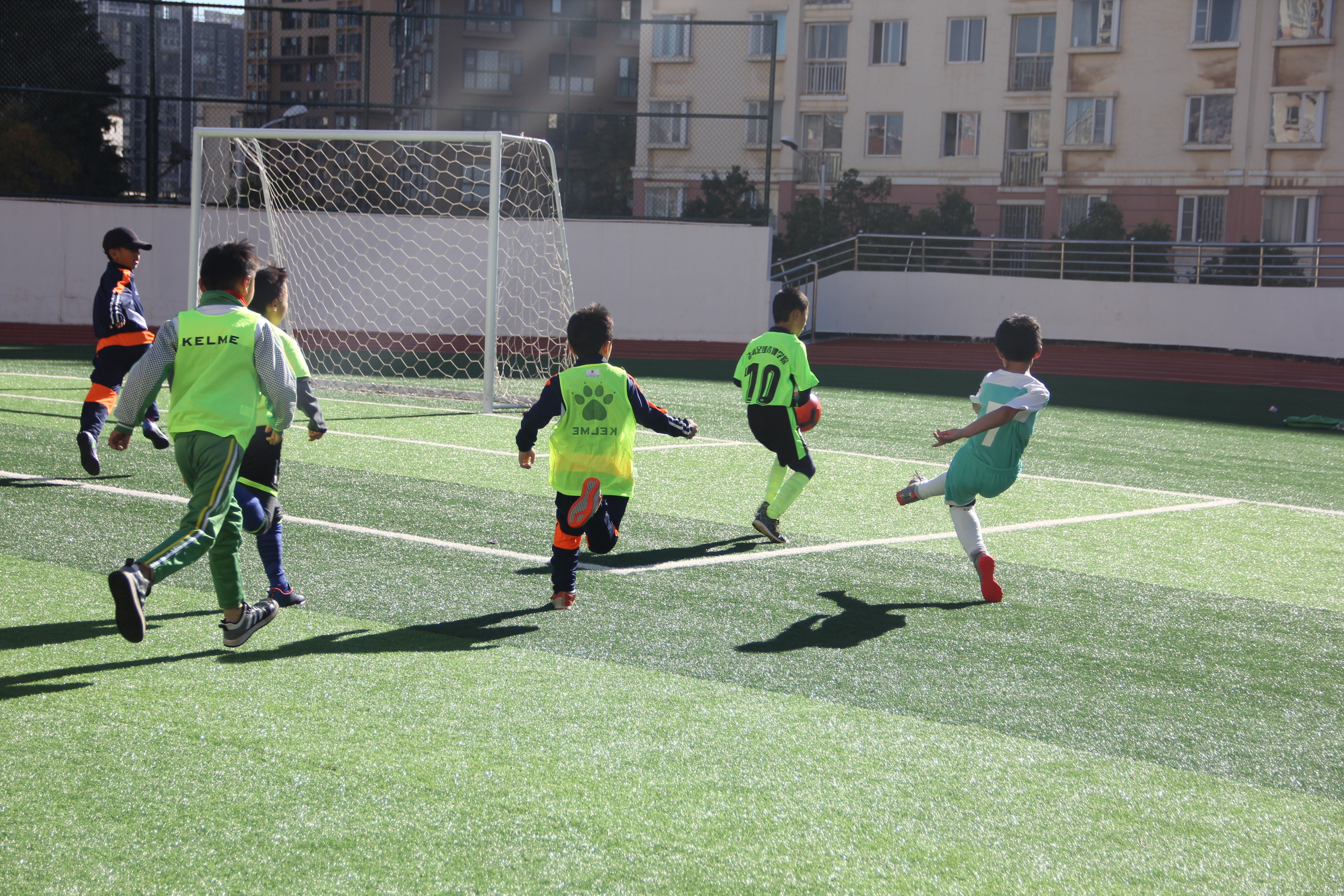 昆明市芳草地国际学校好进吗,昆明足球特色学校排名前十