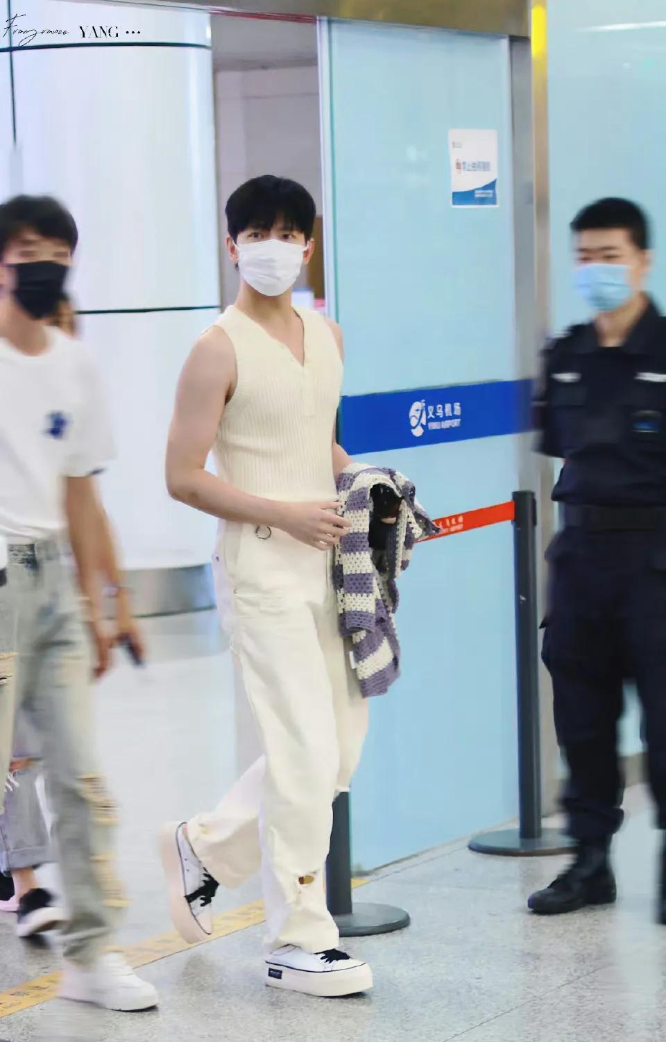 杨洋针织外套牛仔裤亮相,杨洋穿修身运动服