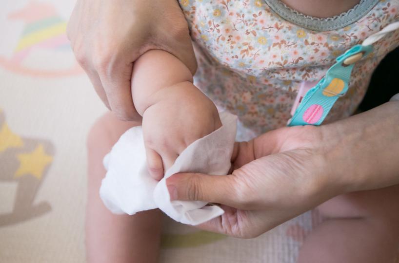 别再用湿巾给宝宝擦屁股了,湿巾擦屁股的危害