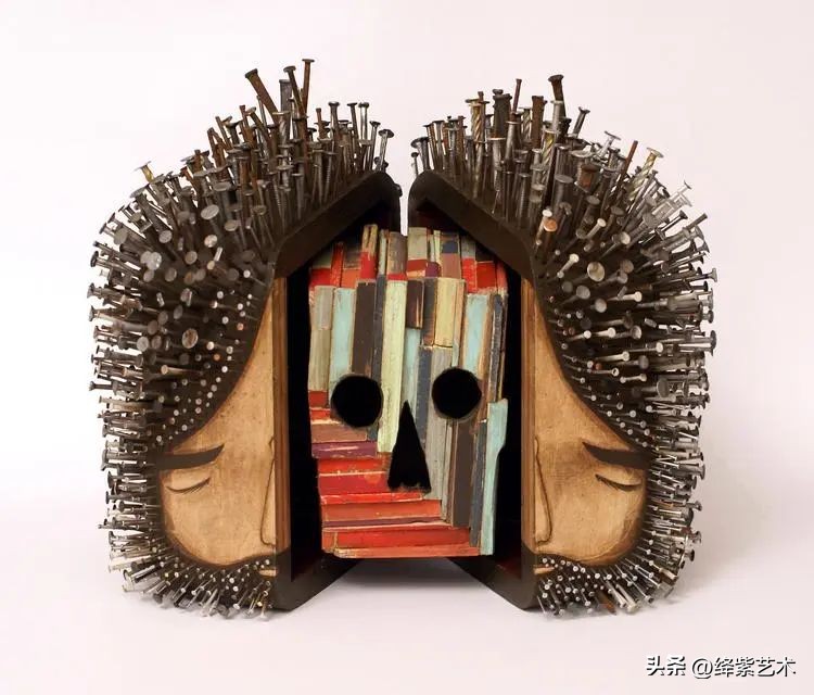 雕塑家制作雕塑的过程,他用木头做出了大象