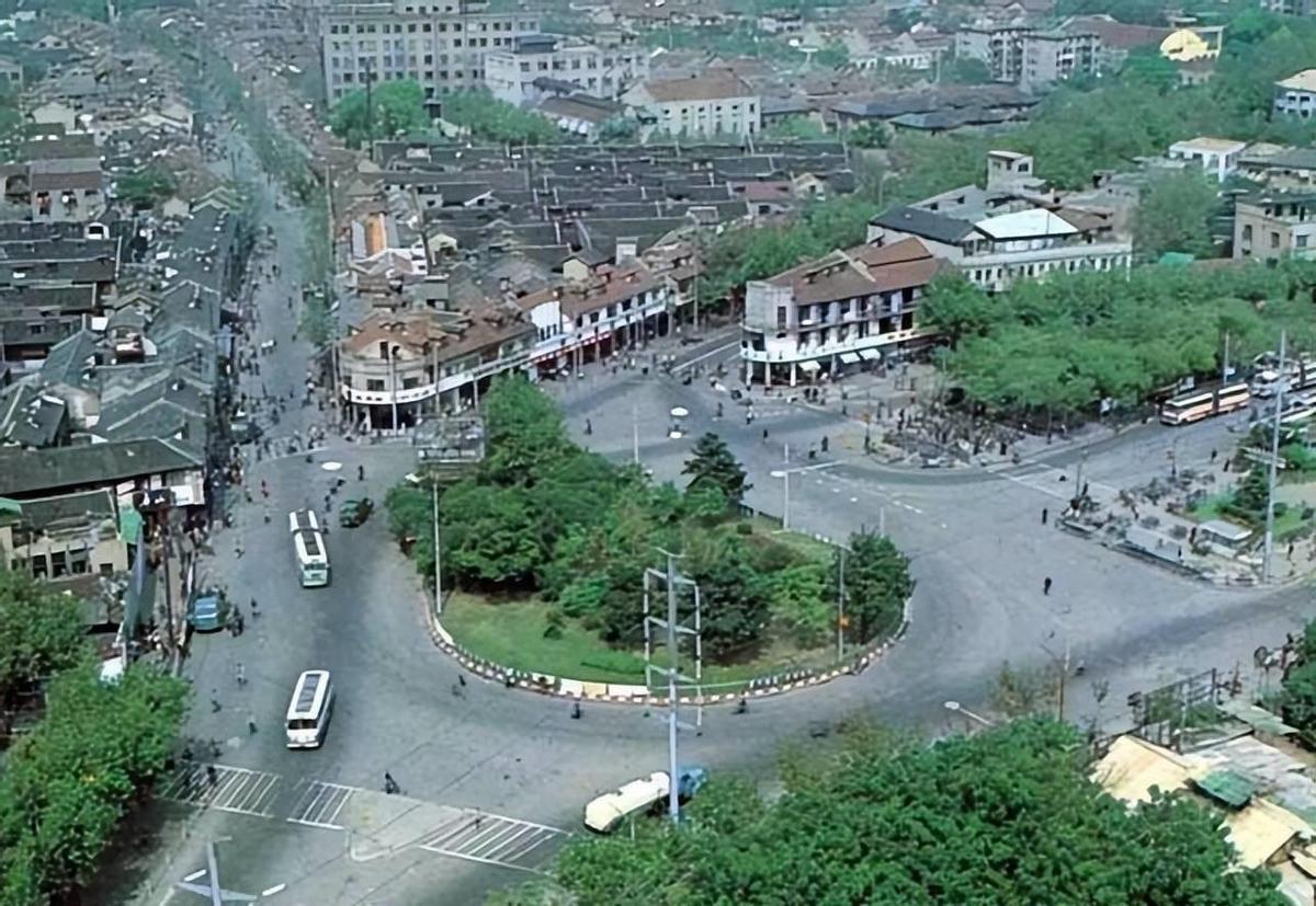 变态的纳粹德国，*光脱**犹太人女人衣服，集体*杀屠**！2