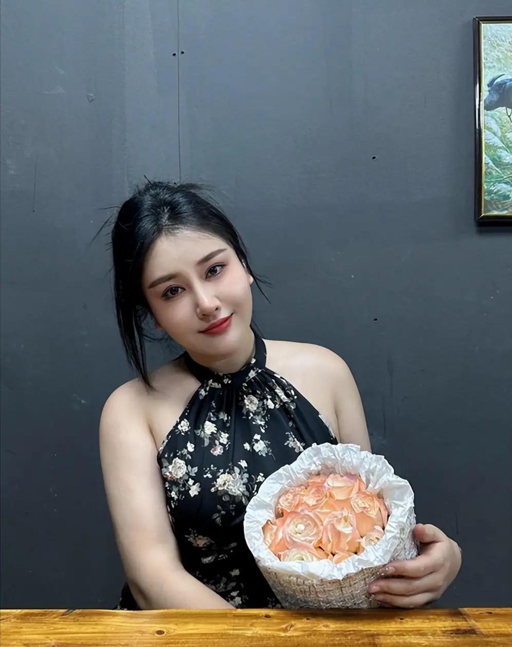 山东姑娘体重接近200斤，曾产生轻生念头，现靠身材挣钱每天3000