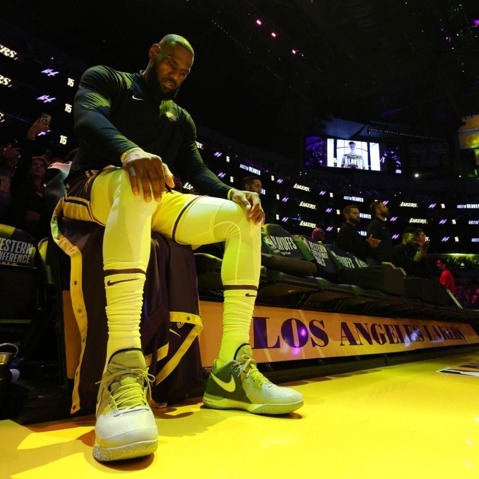 詹姆斯撕裂了一条足部肌腱,nba詹姆斯最新消息伤情