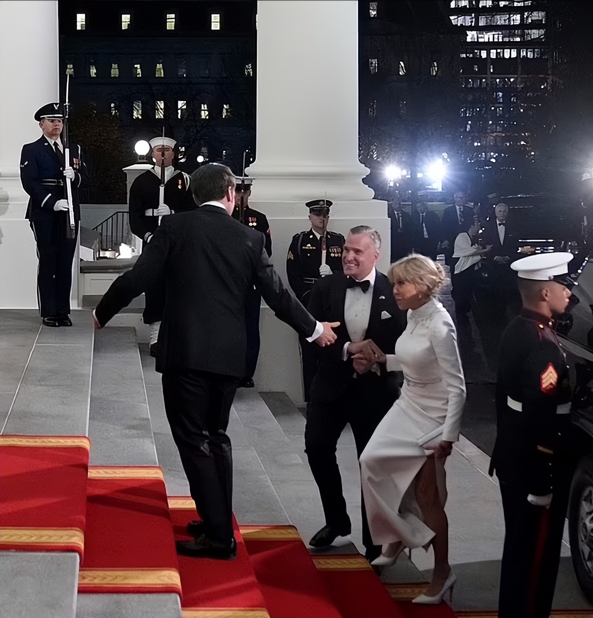 69岁布丽吉特好福气！和马克龙厮守近30年，夫妻俩到哪儿都牵着手