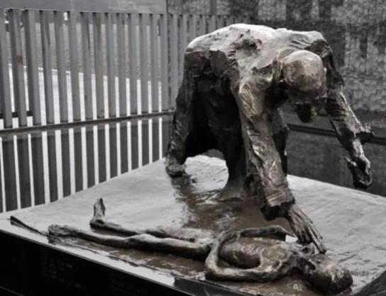 日军强行*辱侮**了李成德的嫂子，还逼着他举着蜡烛“看戏”