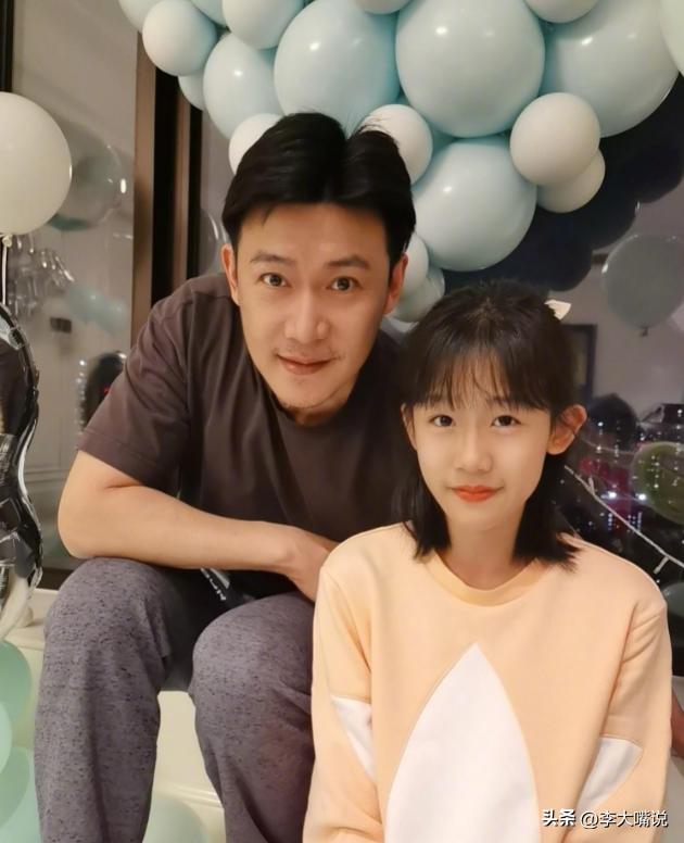 陆毅父女拍写真，贝儿双腿太细遭质疑，鲍蕾晒花絮视频力证未p图