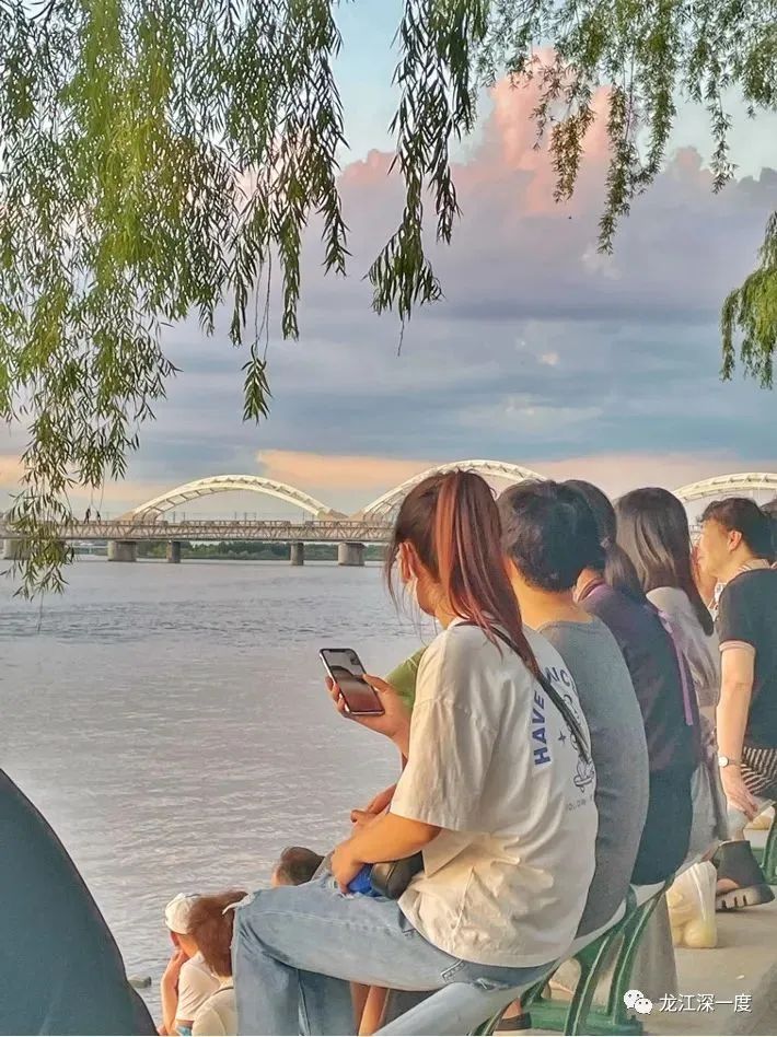 夜幕下哈尔滨美丽的松花江畔,夜幕下的哈尔滨松花江