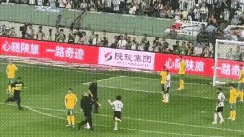 球迷跑进球场抱梅西抓拍时刻,中国球迷冲进球场找梅西保安反应