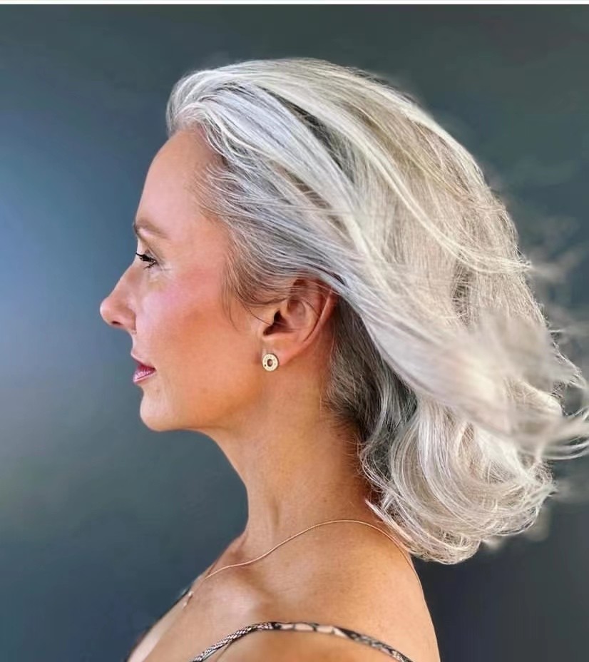 55岁头发少烫什么卷发显年轻,老年花白短卷发