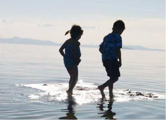 一喝就脸红的人千万别劝酒,喝酒越喝越糊涂的人