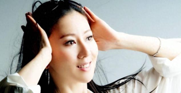 事实证明，为了钱选择当“裸模”的汤加丽，已经走上了另一条路