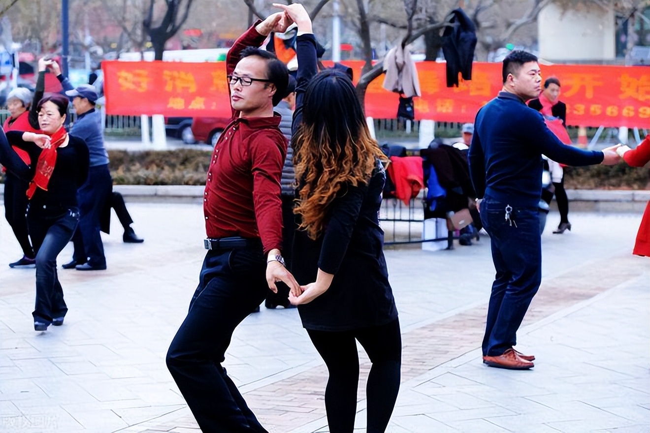 教跳交谊舞的视频教程,交谊舞怎样练舞姿