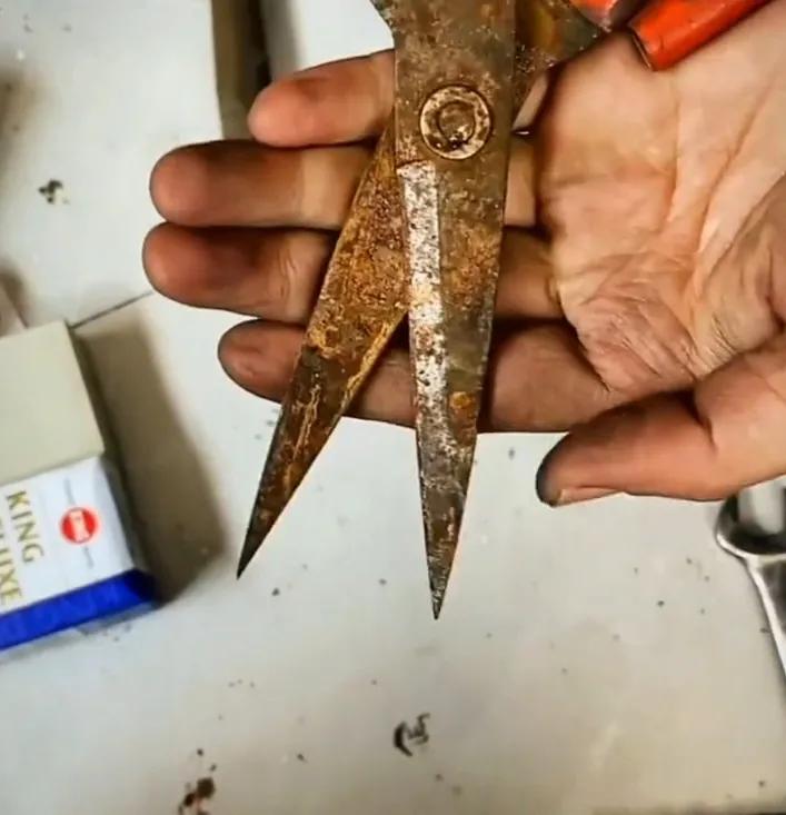 小剪刀不快用什么妙招,生活实用小妙招磨剪刀