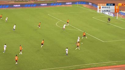 趁外援打盹25岁中国飞翼原地起飞！单场梅开二度，杀死比赛