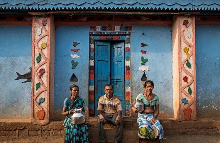 印度二婚姑娘沦为“水妻”：头顶罐子、喝洗脚水，怀孕了也不能生