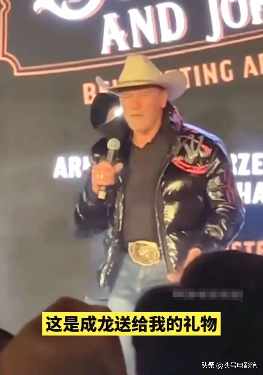 成龙羽绒服拍出600万！豪车名酒，成龙爱定制，最意外的是小吃车