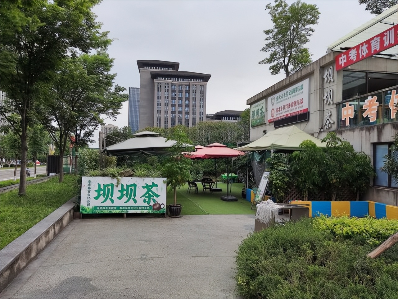 渝北区社区体育公园，麻雀虽小五脏俱全，最精彩的却是老年表演