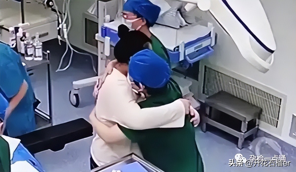 产房妈妈躺产床恐惧全身发抖,产房紧张发抖