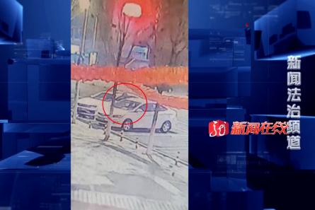 男子偷走10多部手机,男子偷窃手机俩小伙当场拿下